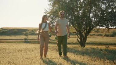 Nehir kenarında el ele tutuşan mutlu turistler.