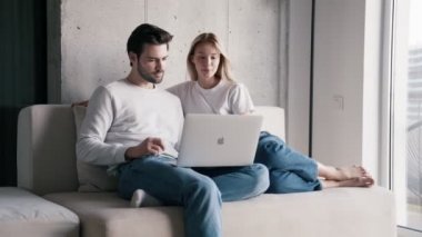 Bilgisayarda görüntülü konuşma yapan olumlu çift.