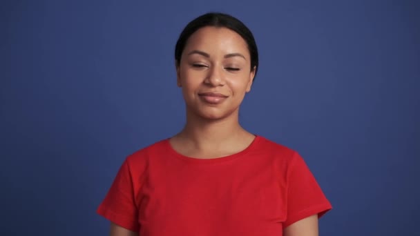 Smilende Munter Spansktalende Kvinde Kigger Kameraet Det Blå Studie – Stock-video