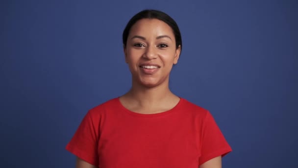 Sonriente Mujer Hispana Alegre Mostrando Gesto Saludo Estudio Azul — Vídeo de stock