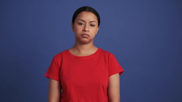 Beledigd Vrolijke Latino Vrouw Kijken Naar Zijkant Blauwe Studio — Stockvideo