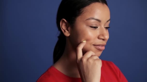 Vista Cerca Sonriente Mujer Hispana Tocando Piel Estudio Azul — Vídeo de stock