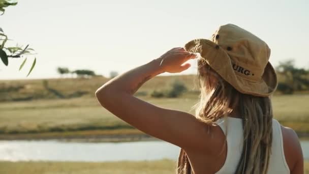 Zadní Pohled Usmívající Ženu Turistické Při Pohledu Ústí — Stock video