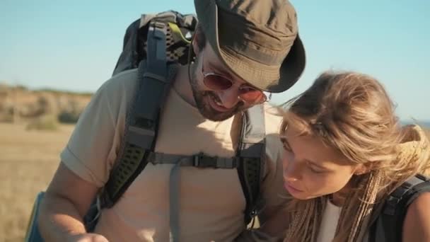 Vue Rapprochée Couple Touristes Souriants Regardant Carte Près Rivière — Video