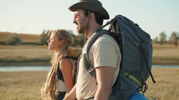 Vue Latérale Couple Touristes Concentrés Marchant Près Rivière — Video