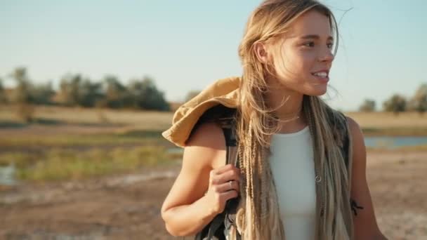 Close Widok Szczęśliwej Kobiety Turystycznej Spaceru Chłopakiem Pobliżu Rzeki — Wideo stockowe