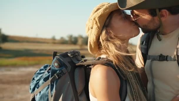 Vue Rapprochée Couple Touristes Souriants Embrassant Près Rivière — Video