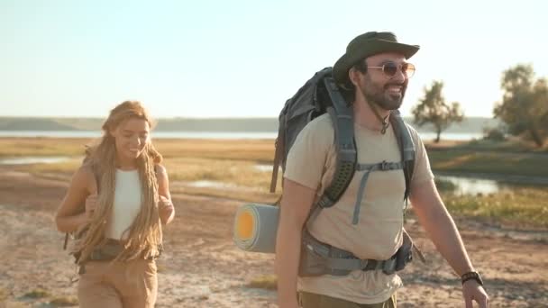 Couple Touristes Souriants Marchant Près Rivière — Video