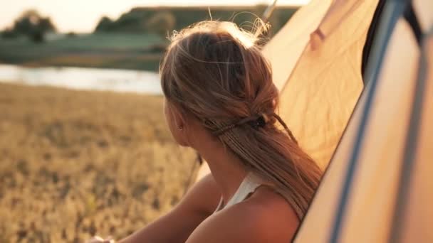 Rückansicht Einer Schönen Frau Die Einem Zelt Fluss Sitzt — Stockvideo