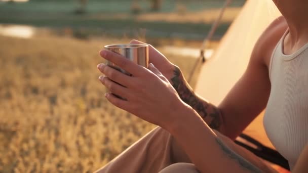 Boční Pohled Ženu Foukání Šálku Horkého Čaje Zatímco Sedí Stanu — Stock video