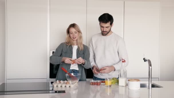 Fröhliches Paar Bereitet Frühstück Hause — Stockvideo