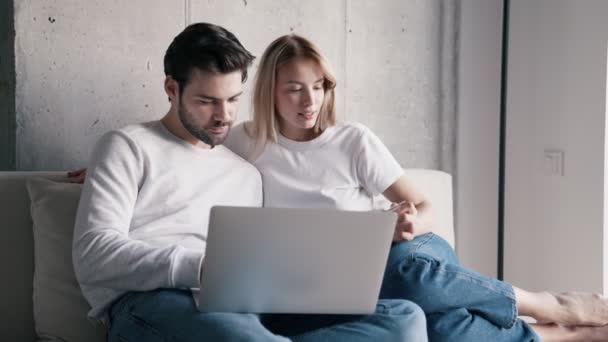 Casal Sério Que Entra Número Cartão Bancário Computador Portátil — Vídeo de Stock