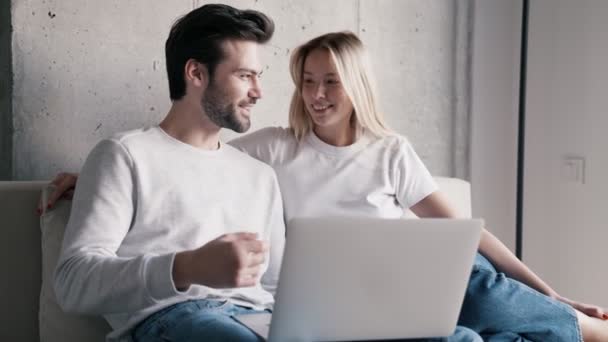 Śmiejąca Się Para Rozmawiająca Przez Wideo Rozmowę Laptopie — Wideo stockowe