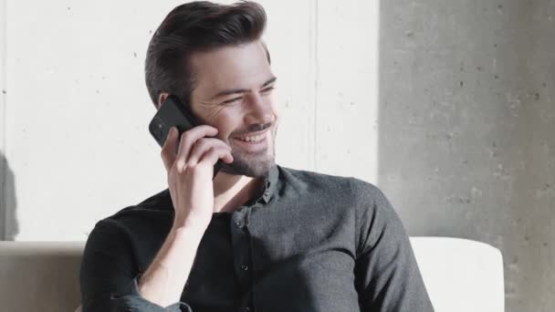 Empresário Sorridente Falando Telefone Casa — Vídeo de Stock