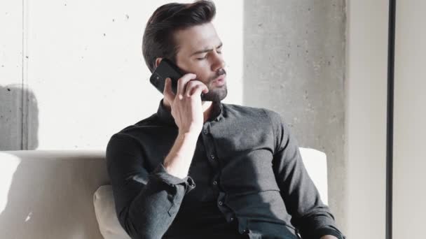 Homem Negócios Concentrado Falando Telefone Casa — Vídeo de Stock