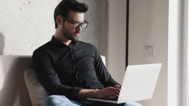 Pewny Siebie Biznesmen Okularach Pracujący Laptopie Domu — Wideo stockowe