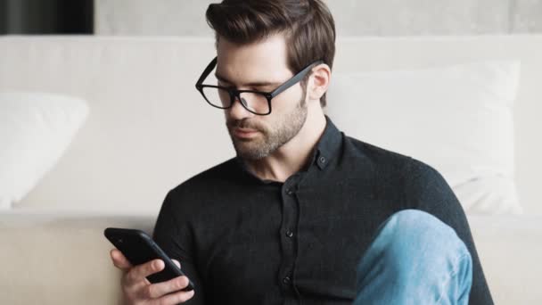 Hombre Negocios Sonriente Con Anteojos Escribiendo Por Teléfono Mirando Lado — Vídeos de Stock