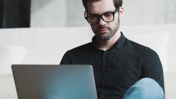 Empresário Alegre Positivo Óculos Trabalhando Laptop Casa — Vídeo de Stock