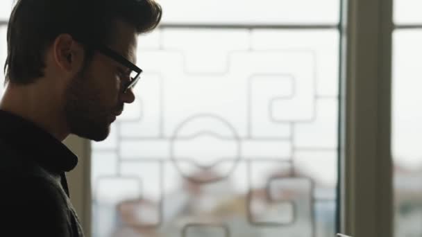 Vista Lateral Del Hombre Negocios Alegre Gafas Que Trabajan Ordenador — Vídeos de Stock