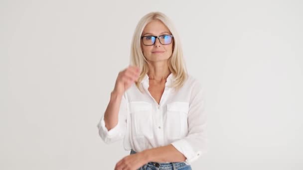 Uśmiechnięta Przystojny Dojrzałe Kobieta Zdjąć Jej Okulary Biały Studio — Wideo stockowe
