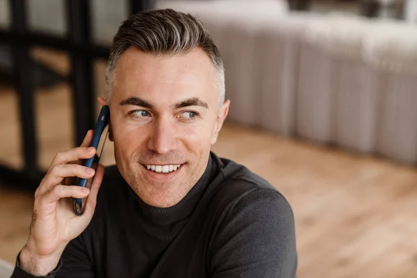 Красивый Счастливый Мужчина Улыбается Разговаривает Мобильному Телефону Дома — стоковое фото