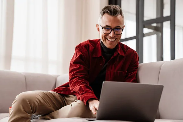 Boldog Jóképű Férfi Egy Videó Hívás Laptopon Keresztül Miközben Otthon — Stock Fotó