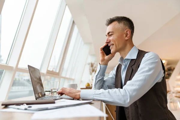 Pewny Siebie Przystojny Biznesmen Inteligentnych Ciuchach Pracujący Laptopie Siedząc Kawiarni — Zdjęcie stockowe