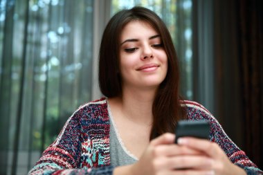 evde güzel bir kadın