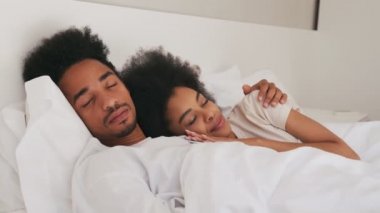 Yatakta uyuyan yakışıklı Afrikalı çift