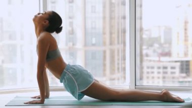 Paspasın üzerinde spor yapan kendinden emin Afrikalı kadının yan görüntüsü.