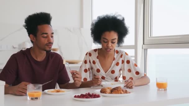 Casal Africano Positivo Tomando Café Manhã — Vídeo de Stock