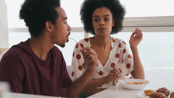 Casal Africano Concentrado Tomando Café Manhã — Vídeo de Stock