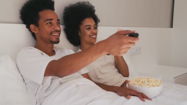 Vista Lateral Pareja Africana Riéndose Viendo Una Película Comiendo Palomitas — Vídeo de stock