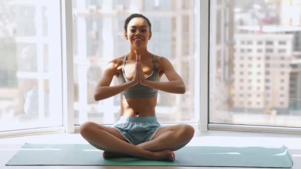 Sourire Femme Africaine Faire Des Exercices Yoga Avec Les Mains — Video
