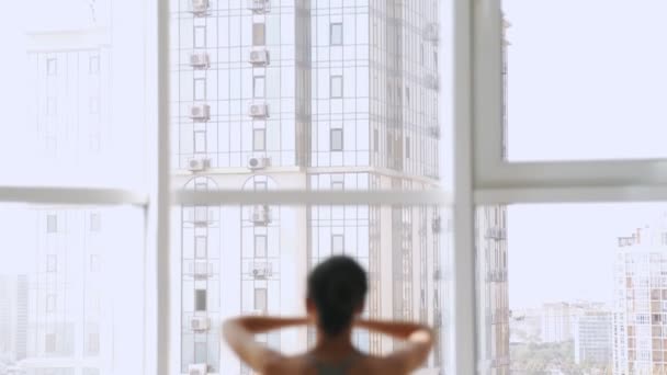 Sett Bakfra Fra Når Kvinne Gjør Yoga Øvelser Mens Hun – stockvideo