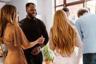 Beyaz, mutlu bir kadın, Şükran Günü 'nde arkadaşlarını karşılıyor.