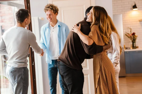 Vit Lycklig Kvinna Hälsar Sina Vänner Tacksägelsedagen Hemma — Stockfoto