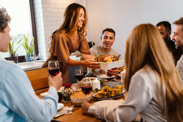 Multirracial Amigos Felizes Comendo Peru Durante Jantar Ação Graças Casa — Fotografia de Stock