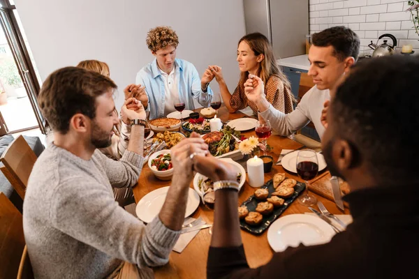Multiracial Friends Holding Hands Praying Thanksgiving Dinner Home — Stock Photo, Image