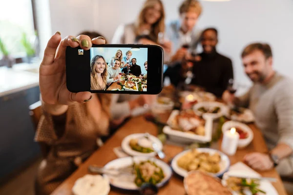 Multirazziale Amici Felici Scattare Foto Selfie Durante Cena Del Ringraziamento — Foto Stock