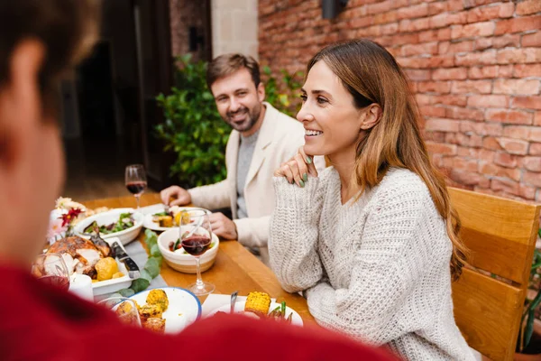 Multirazziale Amici Felici Sorridenti Parlando Durante Cena Del Ringraziamento All — Foto Stock