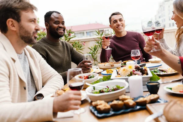Многорасовые Счастливые Друзья Пьют Вино Время Ужина Честь Дня Благодарения — стоковое фото