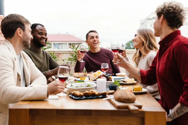 Многорасовые Счастливые Друзья Пьют Вино Время Ужина Честь Дня Благодарения — стоковое фото