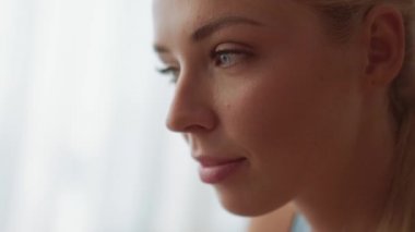 Bir şey okuyan gülümseyen kadının yakından görüntüsü.