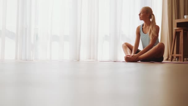 Onderaanzicht Van Vrolijke Vrouw Kijkend Naar Het Raam Yoga Mat — Stockvideo