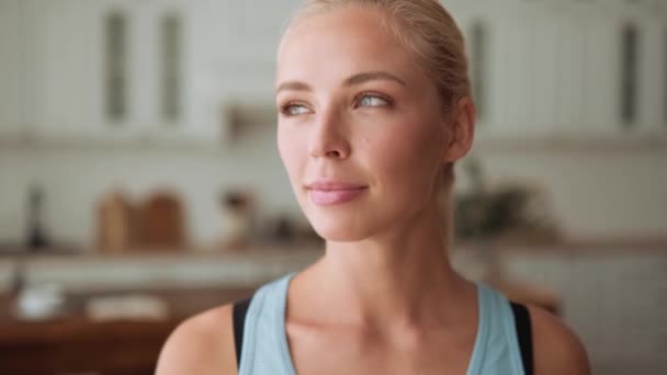 Close Uitzicht Van Lachende Sportieve Vrouw Kijken Naar Camera Thuis — Stockvideo