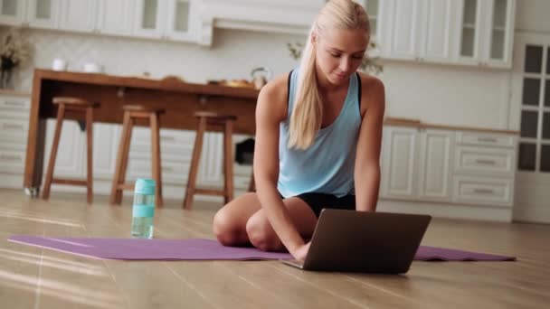 Mujer Guapa Escribiendo Portátil Antes Entrenar Esterilla Yoga — Vídeo de stock