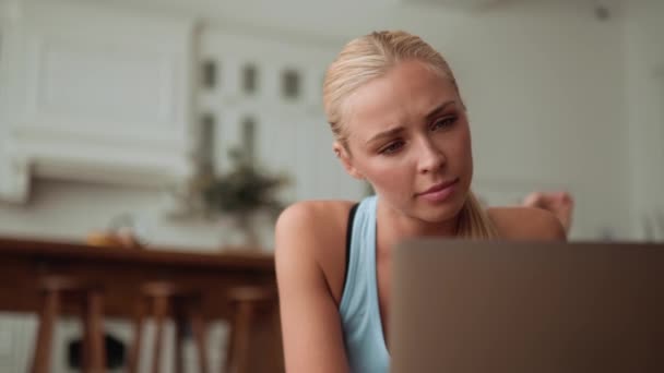 Skoncentrowana Kobieta Patrząca Laptopa Leżącego Macie Jogi — Wideo stockowe