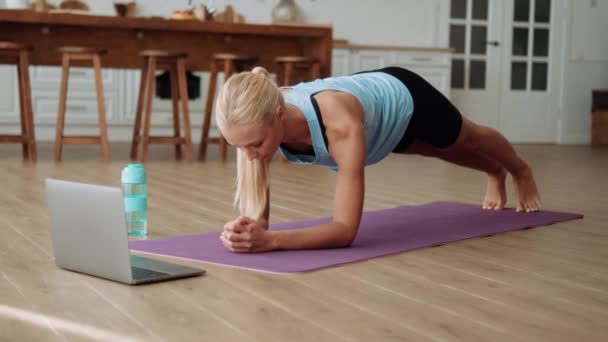 Knappe Vrouw Doen Plank Oefening Kijken Naar Laptop Mat — Stockvideo