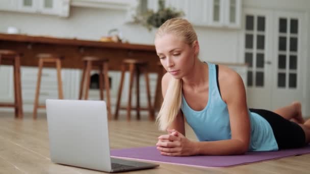 Mujer Guapa Empezando Entrenamiento Portátil Haciendo Ejercicio Tablón Estera — Vídeos de Stock